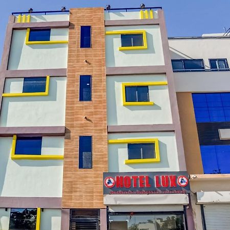 Spot On 76764 Hotel Lux Indore Exteriör bild