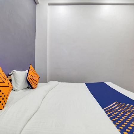 Spot On 76764 Hotel Lux Indore Exteriör bild