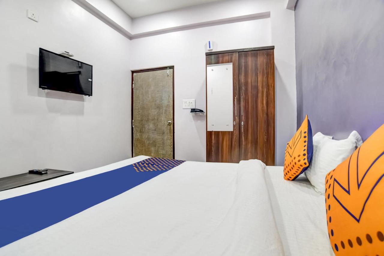 Spot On 76764 Hotel Lux Indore Exteriör bild