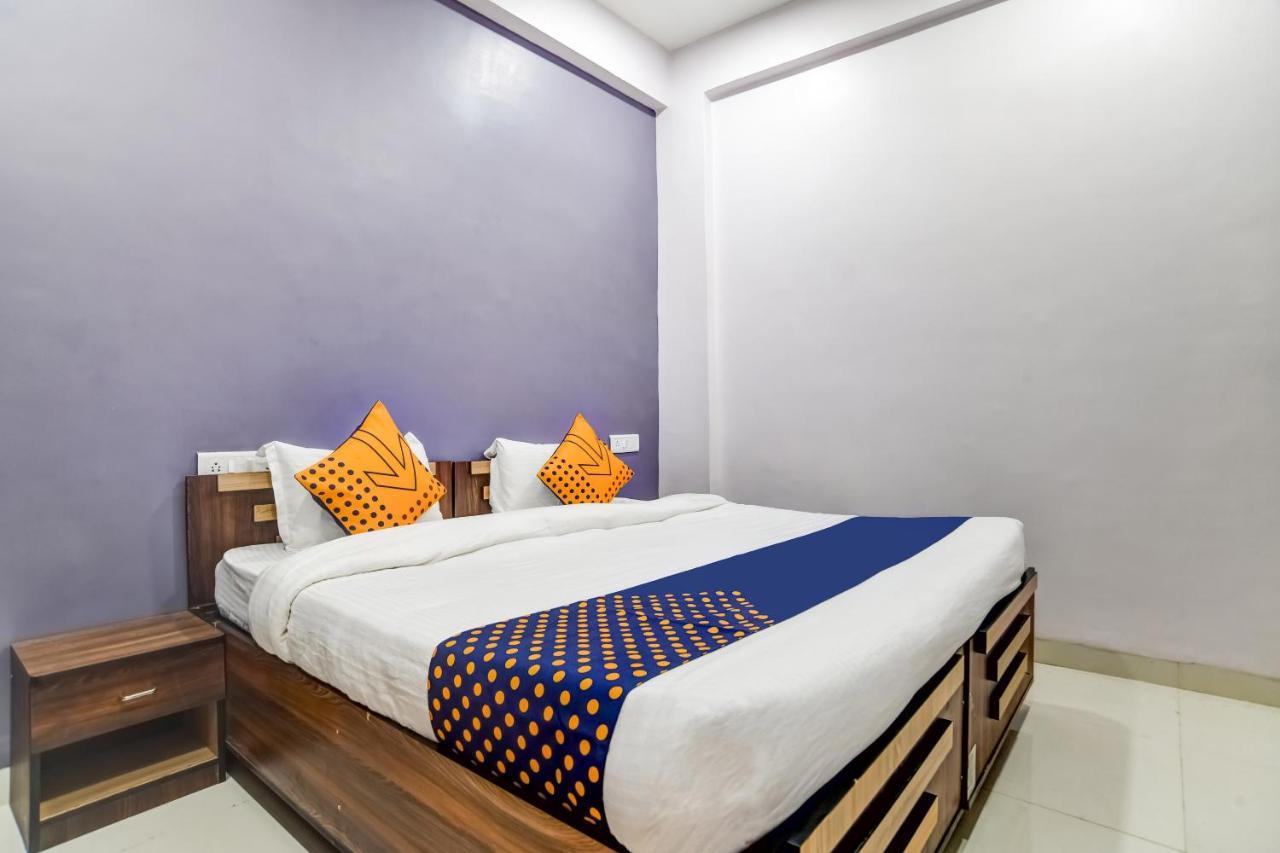 Spot On 76764 Hotel Lux Indore Exteriör bild