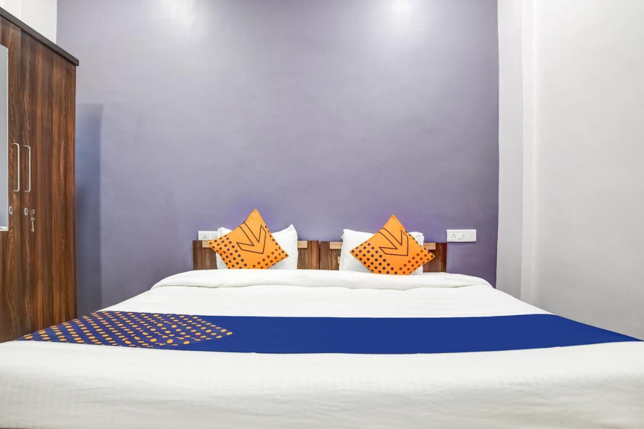 Spot On 76764 Hotel Lux Indore Exteriör bild