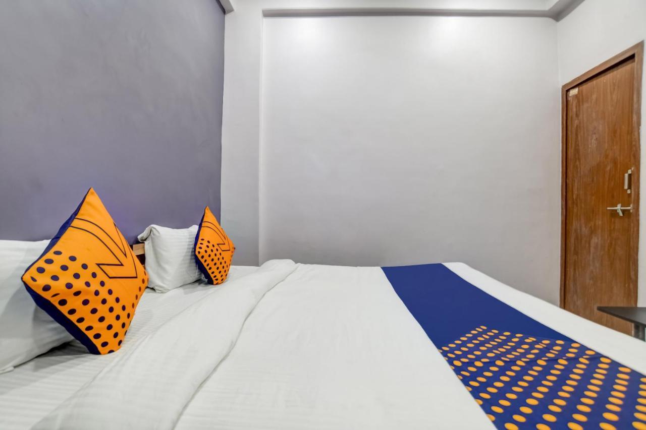 Spot On 76764 Hotel Lux Indore Exteriör bild