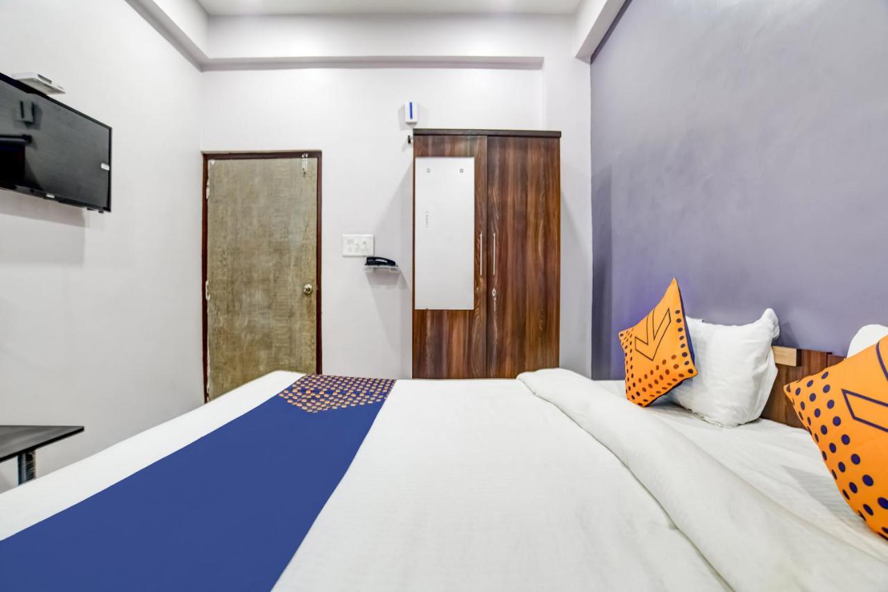 Spot On 76764 Hotel Lux Indore Exteriör bild