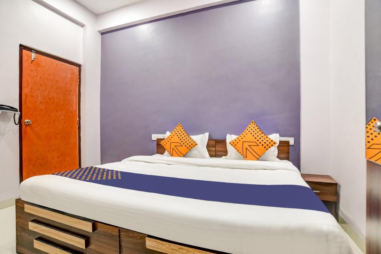 Spot On 76764 Hotel Lux Indore Exteriör bild