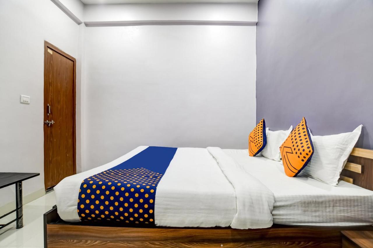 Spot On 76764 Hotel Lux Indore Exteriör bild