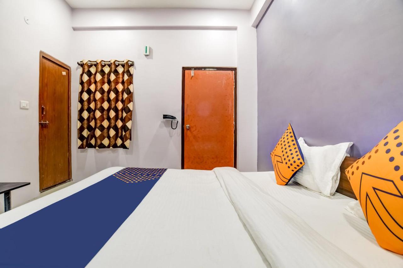 Spot On 76764 Hotel Lux Indore Exteriör bild