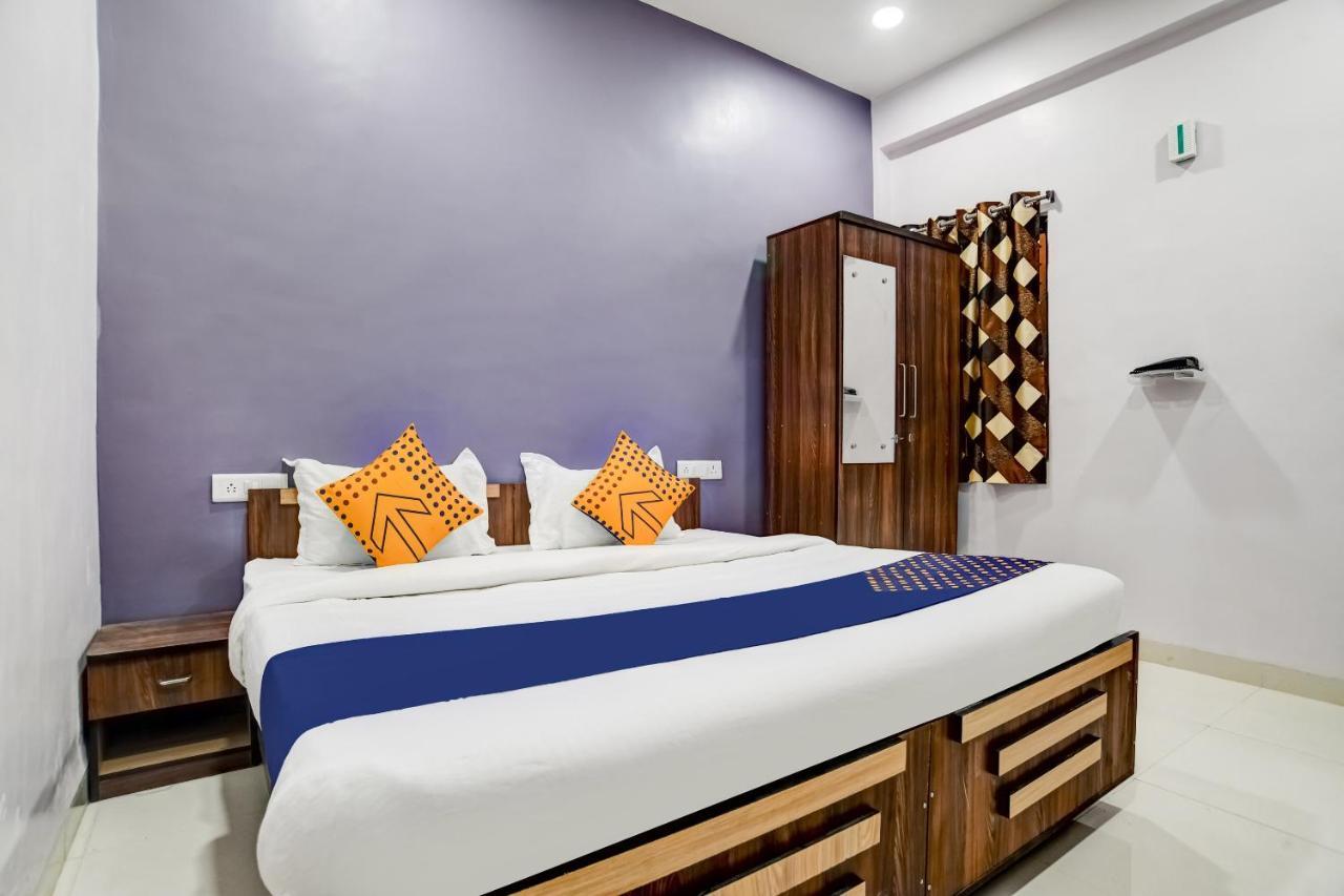 Spot On 76764 Hotel Lux Indore Exteriör bild