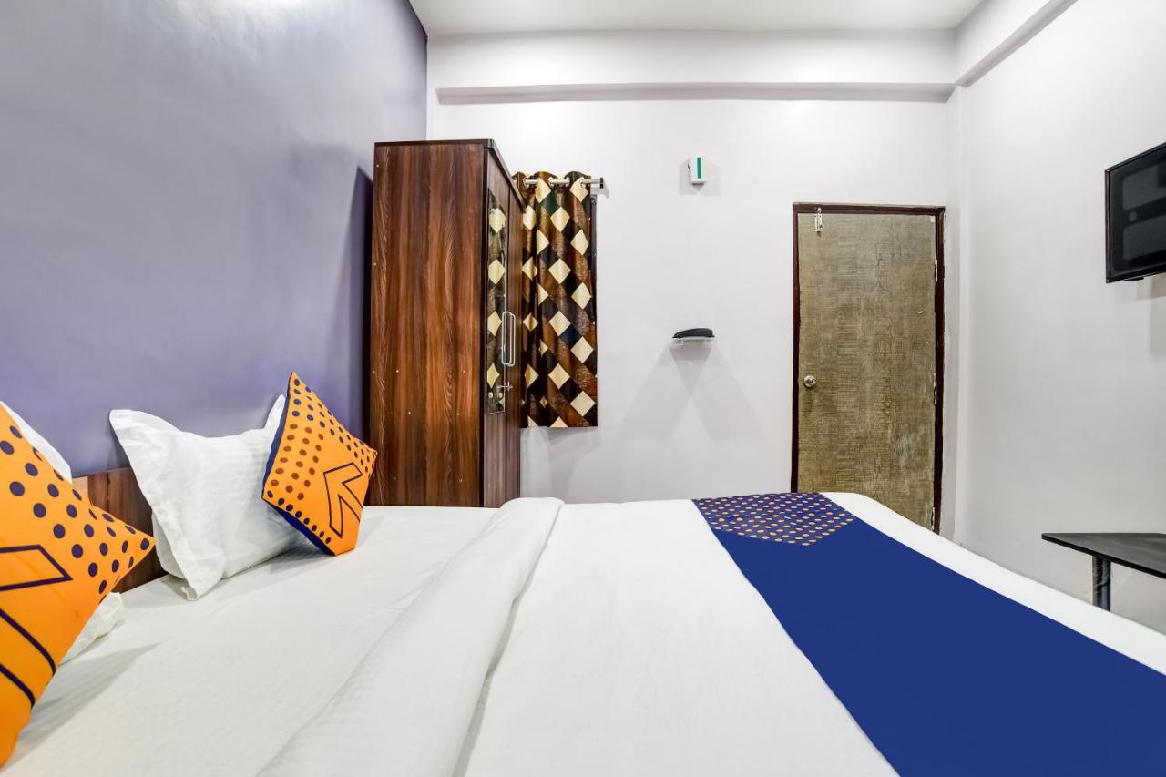 Spot On 76764 Hotel Lux Indore Exteriör bild
