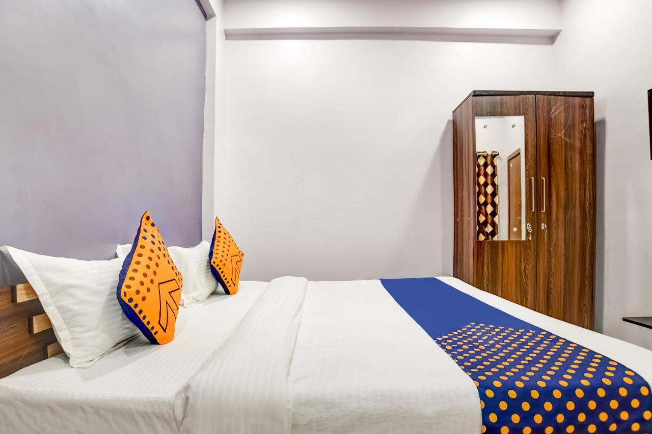 Spot On 76764 Hotel Lux Indore Exteriör bild