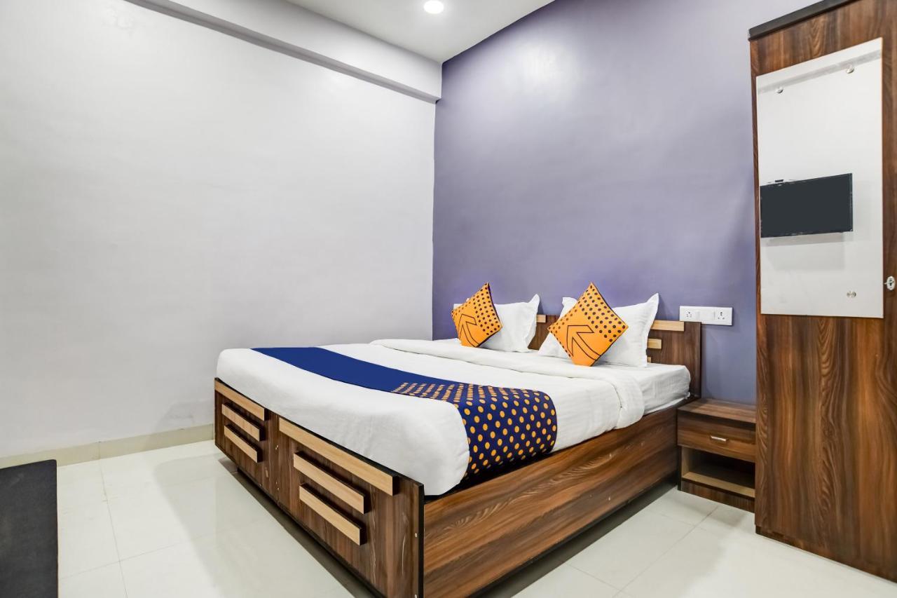 Spot On 76764 Hotel Lux Indore Exteriör bild